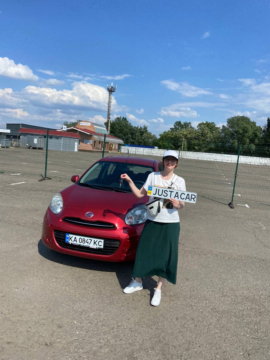 Червоний Nissan Micra — міське авто до 10 000 доларів від JustAcar