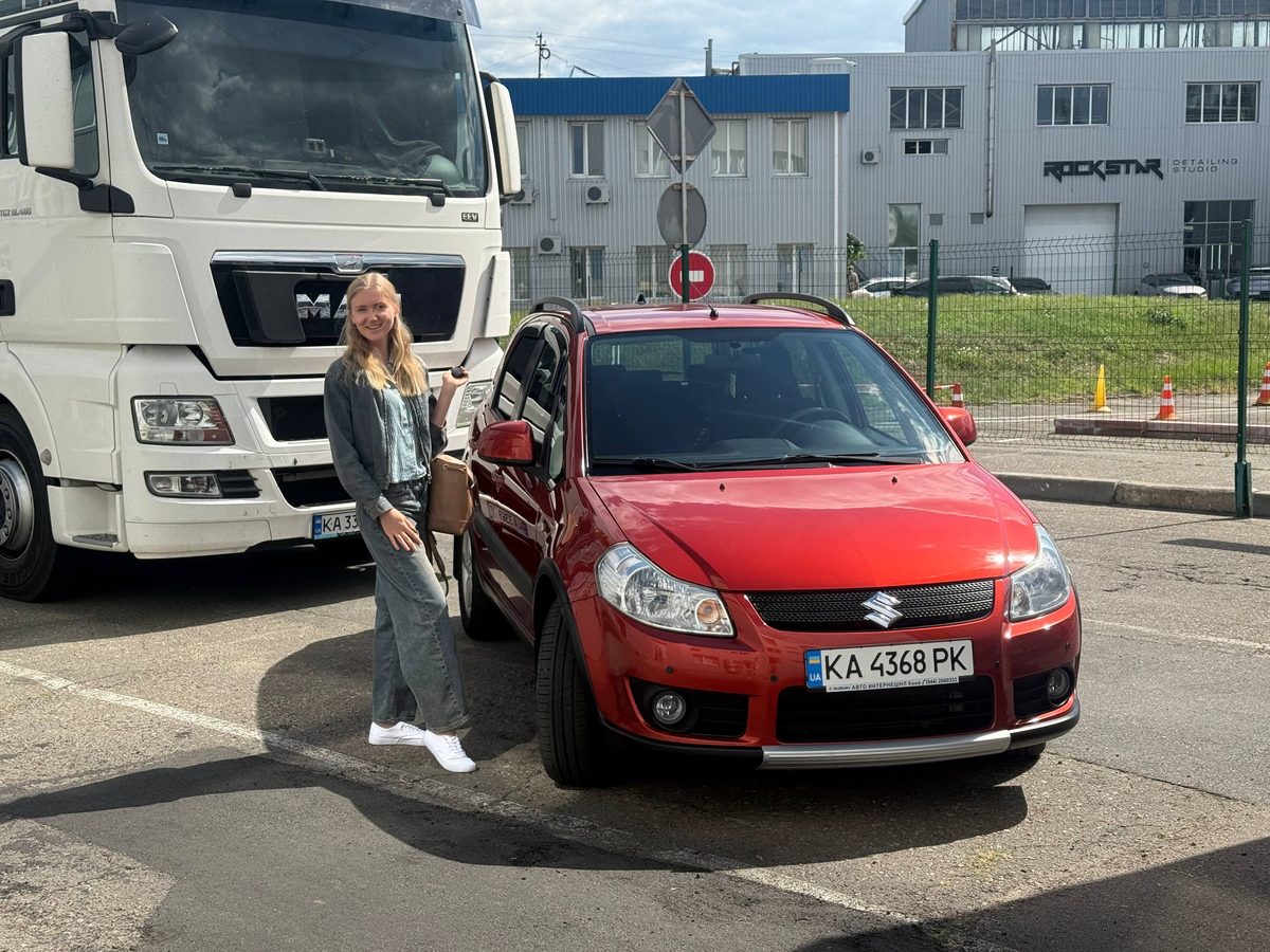 Червоний Suzuki SX4 з підвищеним кліренсом, підібраний JustAcar