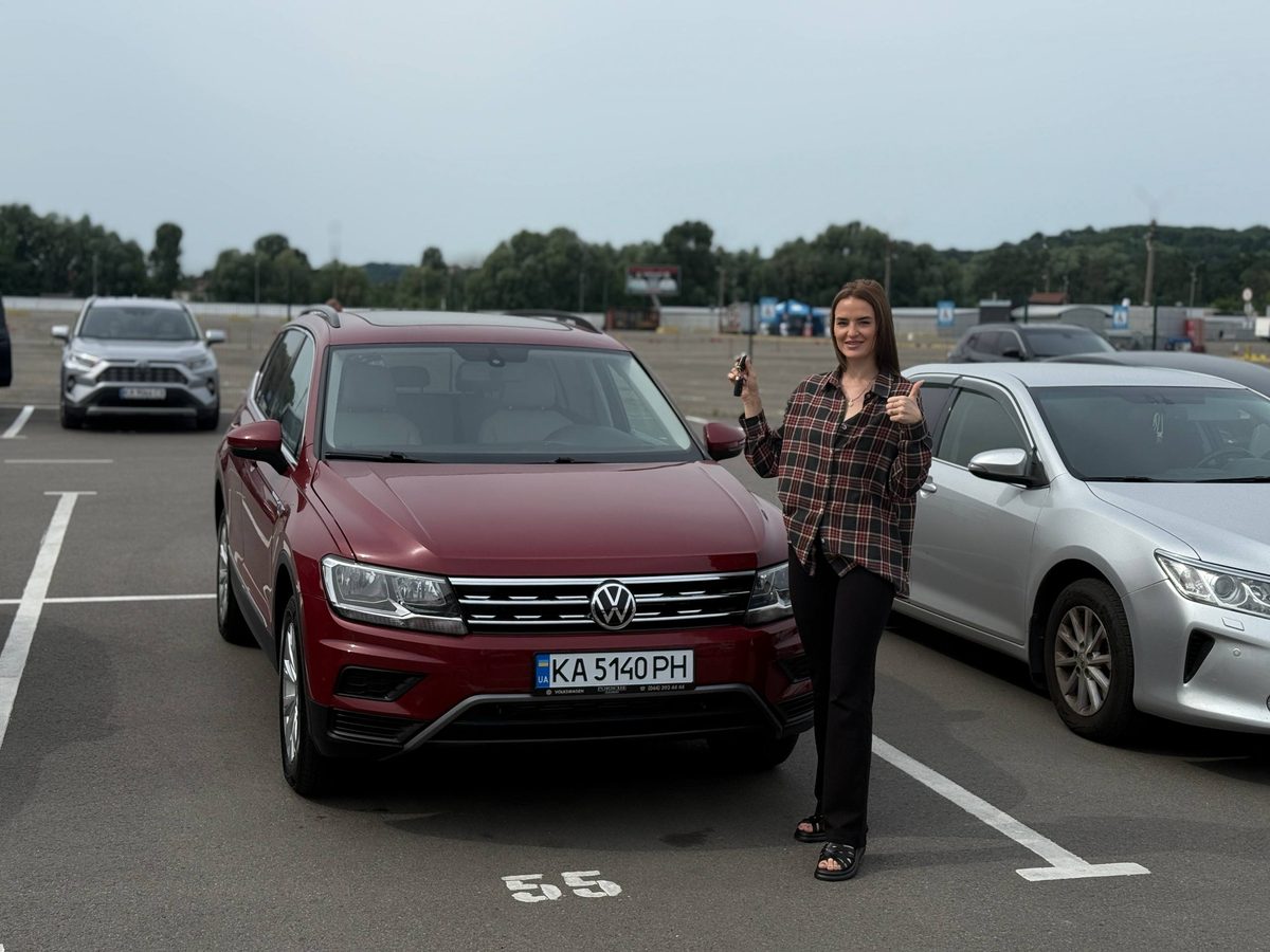 https://justacar.com.ua/wp-content/uploads/2026/08/tiguan-01-chervonyi.jpg