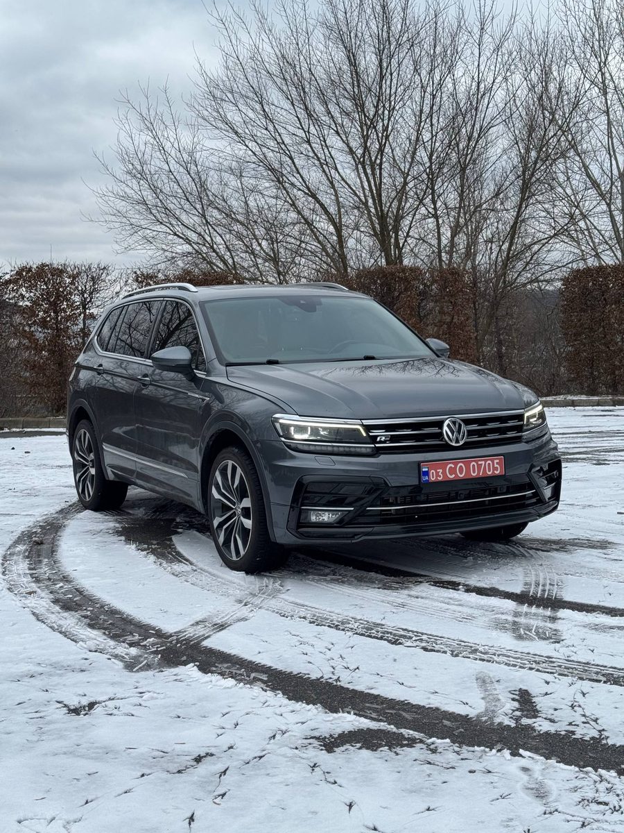 Сірий Volkswagen Tiguan 2020 у максимальній комплектації SEL Premium R-Line